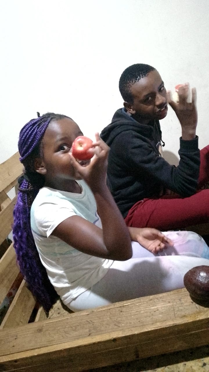 Children sharing apples